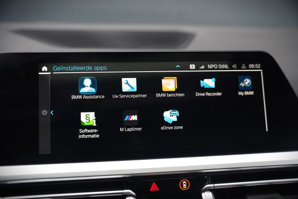 BMW 3-serie 330e xDrive Business Edition Plus M Sport | M Performance | Panoramadak | 360° Camera | Carbon | Head Up Display | Stoelverwarming | Stuurverwarming | Apple Carplay | Navigatie | Cruise Control | Ambiance Verlichting | Trekhaak