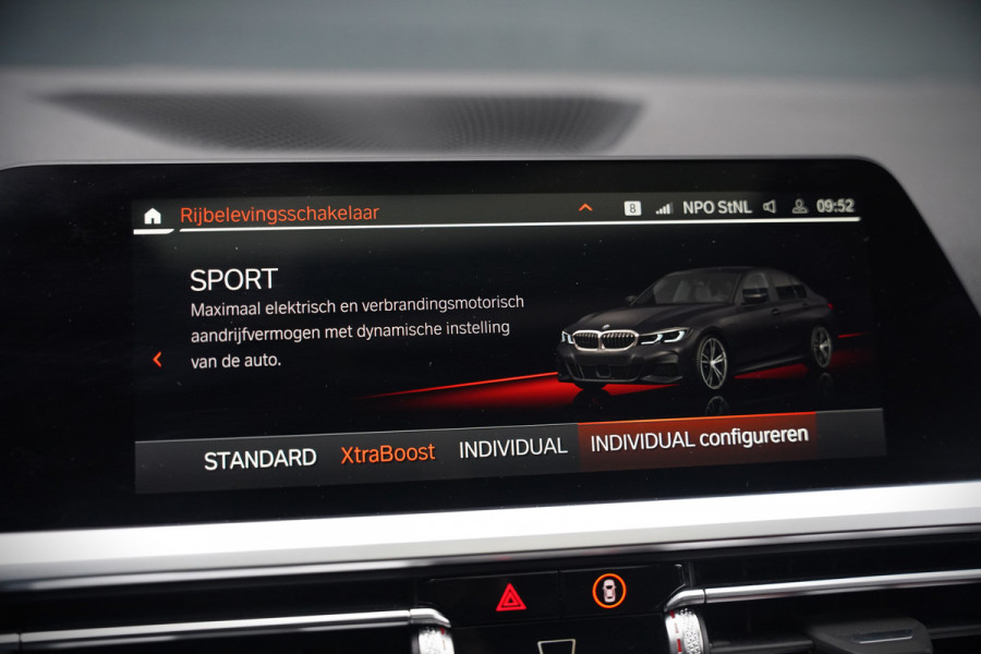 BMW 3-serie 330e xDrive Business Edition Plus M Sport | M Performance | Panoramadak | 360° Camera | Carbon | Head Up Display | Stoelverwarming | Stuurverwarming | Apple Carplay | Navigatie | Cruise Control | Ambiance Verlichting | Trekhaak