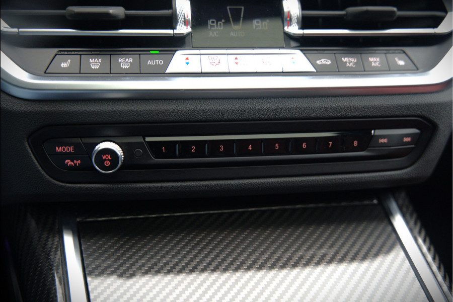 BMW 3-serie 330e xDrive Business Edition Plus M Sport | M Performance | Panoramadak | 360° Camera | Carbon | Head Up Display | Stoelverwarming | Stuurverwarming | Apple Carplay | Navigatie | Cruise Control | Ambiance Verlichting | Trekhaak