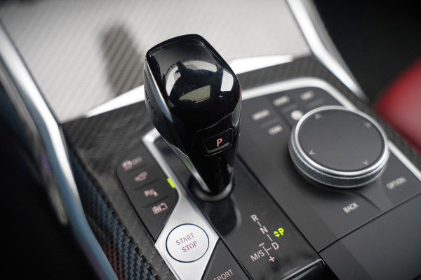 BMW 3-serie 330e xDrive Business Edition Plus M Sport | M Performance | Panoramadak | 360° Camera | Carbon | Head Up Display | Stoelverwarming | Stuurverwarming | Apple Carplay | Navigatie | Cruise Control | Ambiance Verlichting | Trekhaak