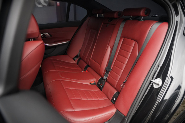 BMW 3-serie 330e xDrive Business Edition Plus M Sport | M Performance | Panoramadak | 360° Camera | Carbon | Head Up Display | Stoelverwarming | Stuurverwarming | Apple Carplay | Navigatie | Cruise Control | Ambiance Verlichting | Trekhaak