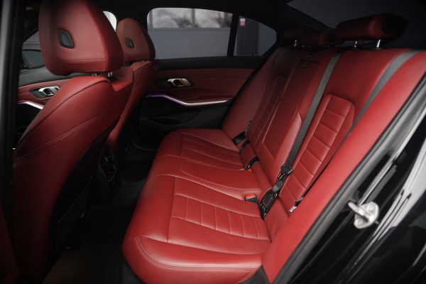 BMW 3-serie 330e xDrive Business Edition Plus M Sport | M Performance | Panoramadak | 360° Camera | Carbon | Head Up Display | Stoelverwarming | Stuurverwarming | Apple Carplay | Navigatie | Cruise Control | Ambiance Verlichting | Trekhaak