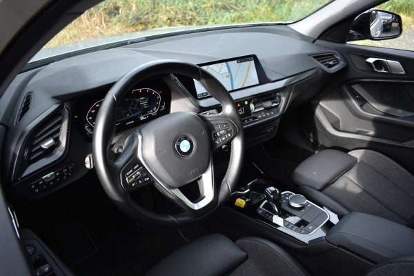 BMW 1-serie 118IA 140PK AUT. BUSINESS SPORT-LINE NAVI/LED/CAMERA/CARPLAY