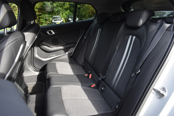 BMW 1-serie 118IA 140PK AUT. BUSINESS SPORT-LINE NAVI/LED/CAMERA/CARPLAY