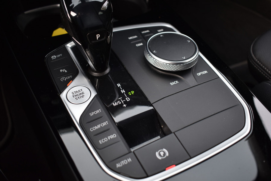 BMW 1-serie 118IA 140PK AUT. BUSINESS SPORT-LINE NAVI/LED/CAMERA/CARPLAY