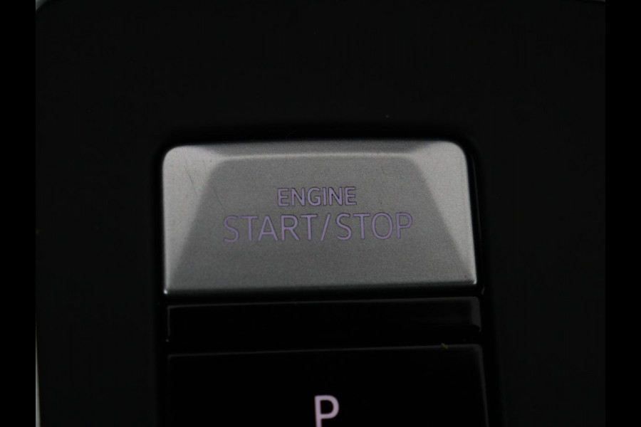 Volkswagen Golf 1.5 eTSI R-Line | Stoel & stuurverwarming | Camera | Sportstoelen | Sfeerverlichting | Digital Cockpit | Carplay | Adaptive cruise | Full LED