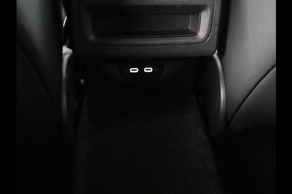 Volkswagen Golf 1.5 eTSI R-Line | Stoel & stuurverwarming | Camera | Sportstoelen | Sfeerverlichting | Digital Cockpit | Carplay | Adaptive cruise | Full LED