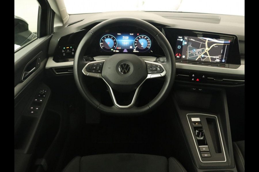 Volkswagen Golf 1.5 eTSI Life | Stoelverwarming | Carplay | Massage | Adaptive cruise | Navigatie | Sfeerverlichting | Parkeerhulp | Full LED | Memory