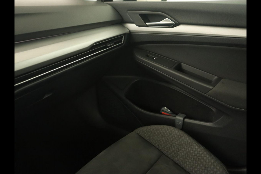 Volkswagen Golf 1.5 eTSI Life | Stoelverwarming | Carplay | Massage | Adaptive cruise | Navigatie | Sfeerverlichting | Parkeerhulp | Full LED | Memory