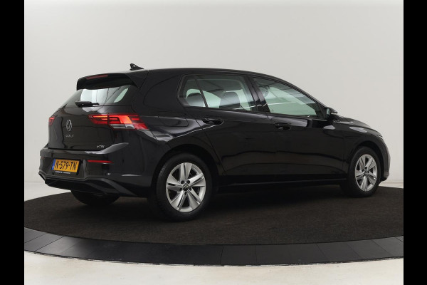 Volkswagen Golf 1.5 eTSI Life | Stoelverwarming | Carplay | Massage | Adaptive cruise | Navigatie | Sfeerverlichting | Parkeerhulp | Full LED | Memory