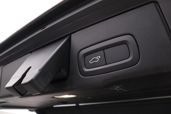 Volvo XC60 2.0 T8 Twin Engine AWD R-Design Luchtvering, Stoelverwarming, Panorama, Apple Carplay,
