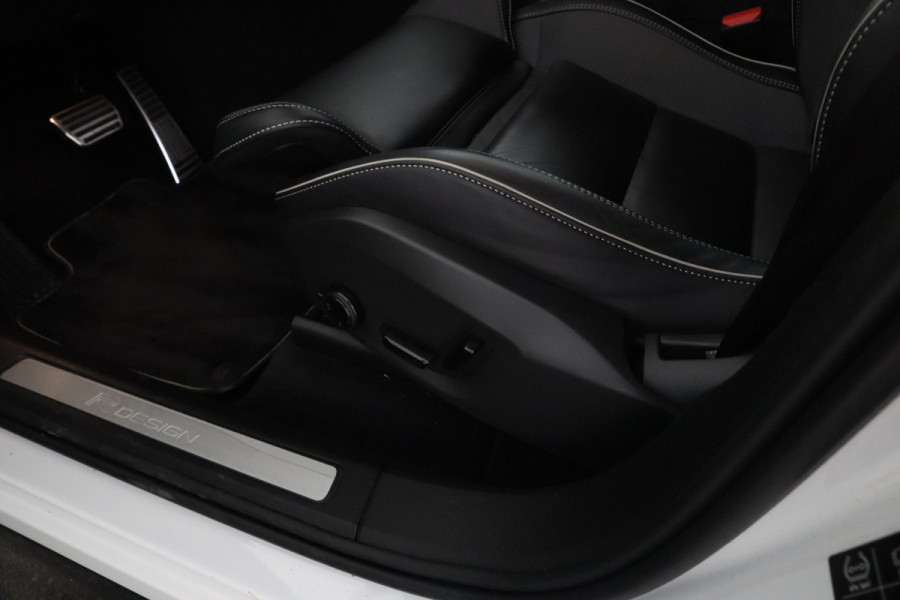 Volvo XC60 2.0 T8 Twin Engine AWD R-Design Luchtvering, Stoelverwarming, Panorama, Apple Carplay,