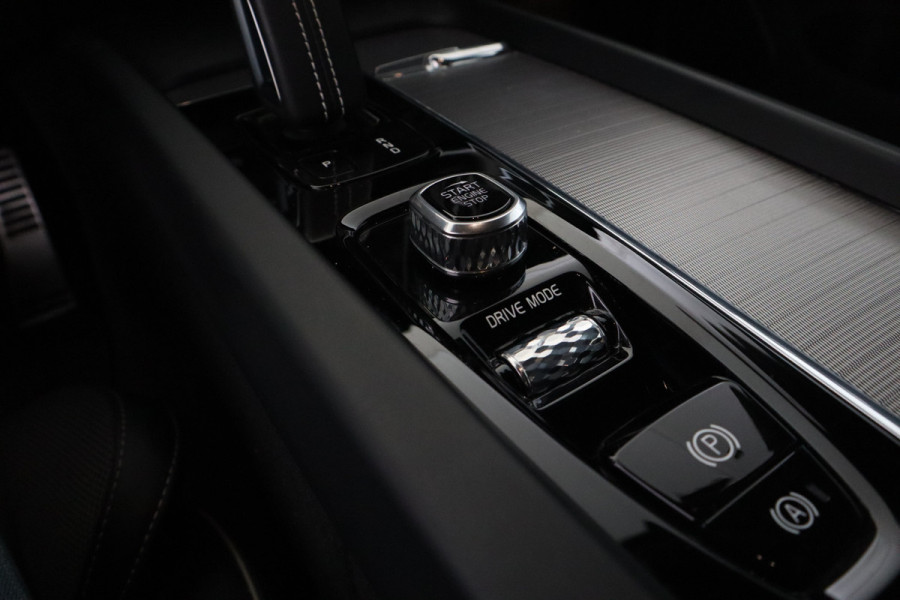 Volvo XC60 2.0 T8 Twin Engine AWD R-Design Luchtvering, Stoelverwarming, Panorama, Apple Carplay,