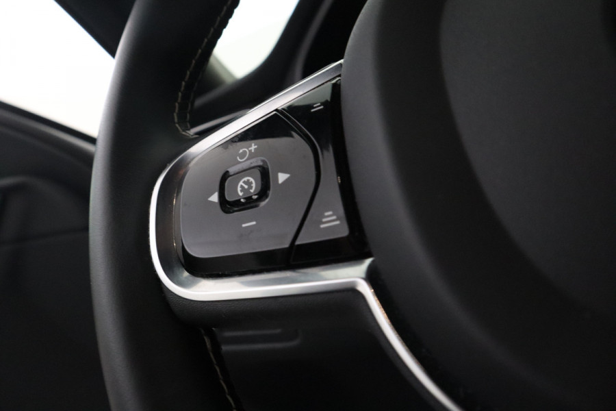 Volvo XC60 2.0 T8 Twin Engine AWD R-Design Luchtvering, Stoelverwarming, Panorama, Apple Carplay,