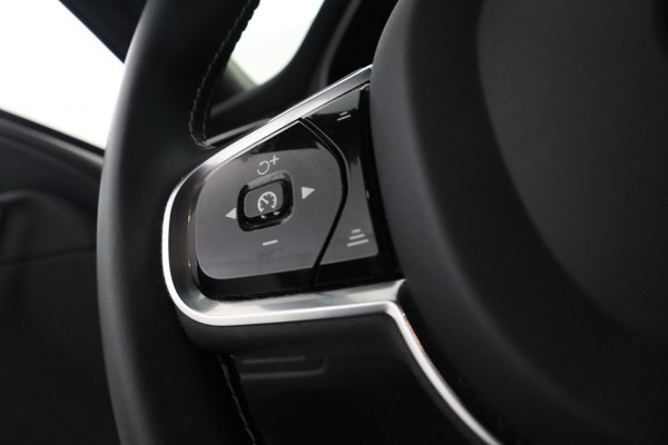 Volvo XC60 2.0 T8 Twin Engine AWD R-Design Luchtvering, Stoelverwarming, Panorama, Apple Carplay,