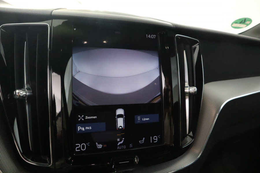 Volvo XC60 2.0 T8 Twin Engine AWD R-Design Luchtvering, Stoelverwarming, Panorama, Apple Carplay,