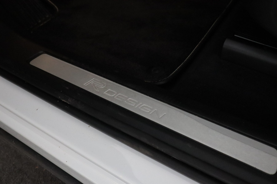 Volvo XC60 2.0 T8 Twin Engine AWD R-Design Luchtvering, Stoelverwarming, Panorama, Apple Carplay,