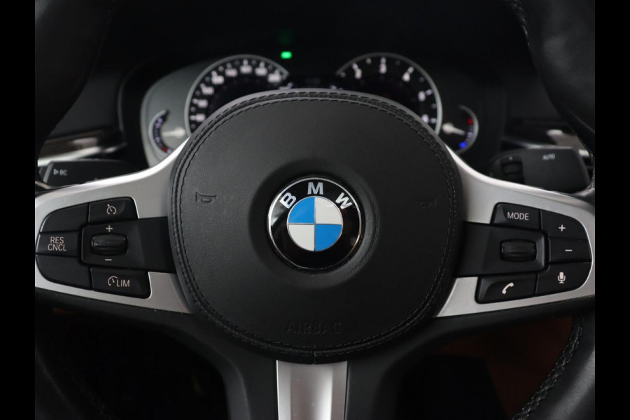 BMW 5 Serie 540i High Executive | 51.800km NAP | Schuifdak | Luxury Line | Leder | 360 Camera | Comfortstoelen | Keyless | Stoelverwarming | Navigatie | Memory | Full LED | Dodehoek detectie | Park Assist