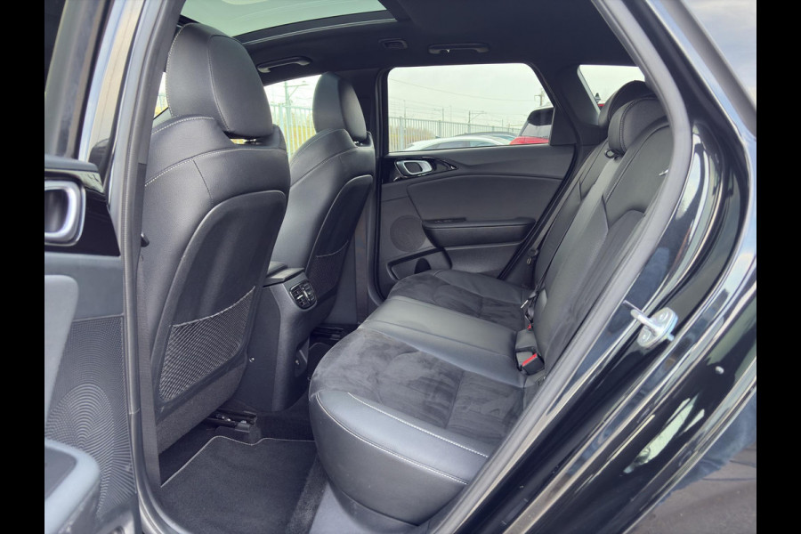 Kia Ceed Sportswagon 1.5 T-GDi GT-PlusLine Automaat | Panoramadak | Leder/Alcantara | Camera | Navi | Stuur-/Stoelverwarming | 18” Velgen | Clima | Key-Less | PDC | Cruise | LED |