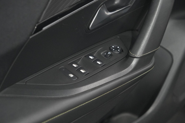 Peugeot 2008 PureTech 130 GT-Line | Camera | Adaptieve Cruise Control | Allseason Banden | Navigatie