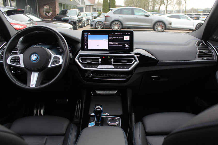 BMW iX3 High Executive 80 kWh / SoH 94.7% / Trekhaak / Panoramadak / 360Camera / Head-up / 20'' / Leder / Harman Kardon / Sfeerverlichting / Dodehoek / DAB / Stuur+Stoelverwarming / ACC