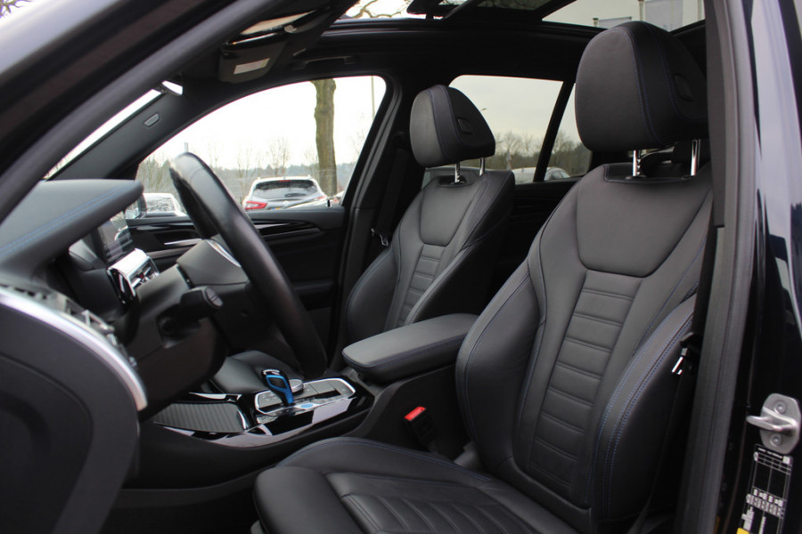 BMW iX3 High Executive 80 kWh / SoH 94.7% / Trekhaak / Panoramadak / 360Camera / Head-up / 20'' / Leder / Harman Kardon / Sfeerverlichting / Dodehoek / DAB / Stuur+Stoelverwarming / ACC