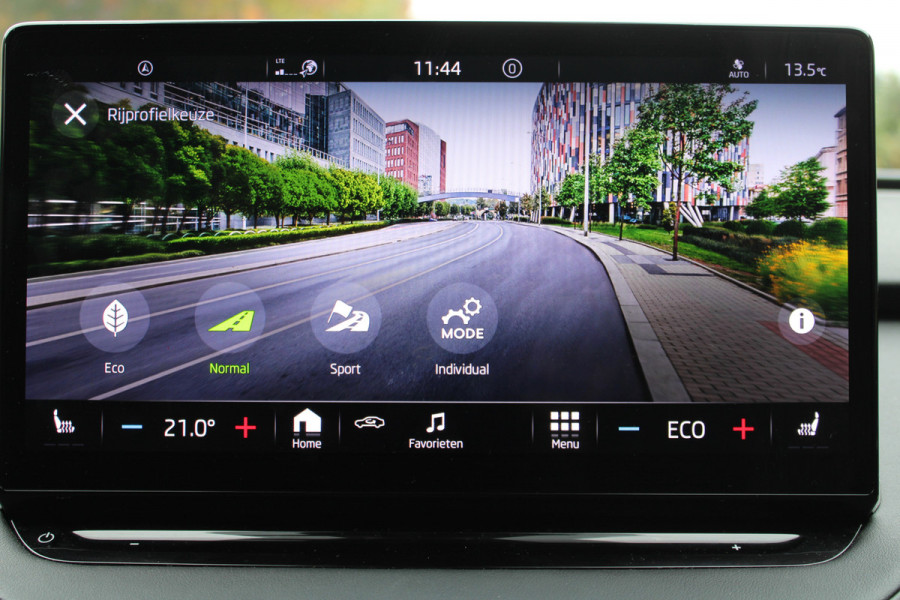 Škoda ENYAQ iV 80 First Edition LEER PANO SOH 93% CRYSTAL LED