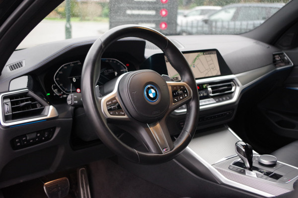 BMW 3-serie 330e 293 PK xDrive High Executive M-Sport, Schuif-Kanteldak, M-Technic Stoelen, Carplay, Camera