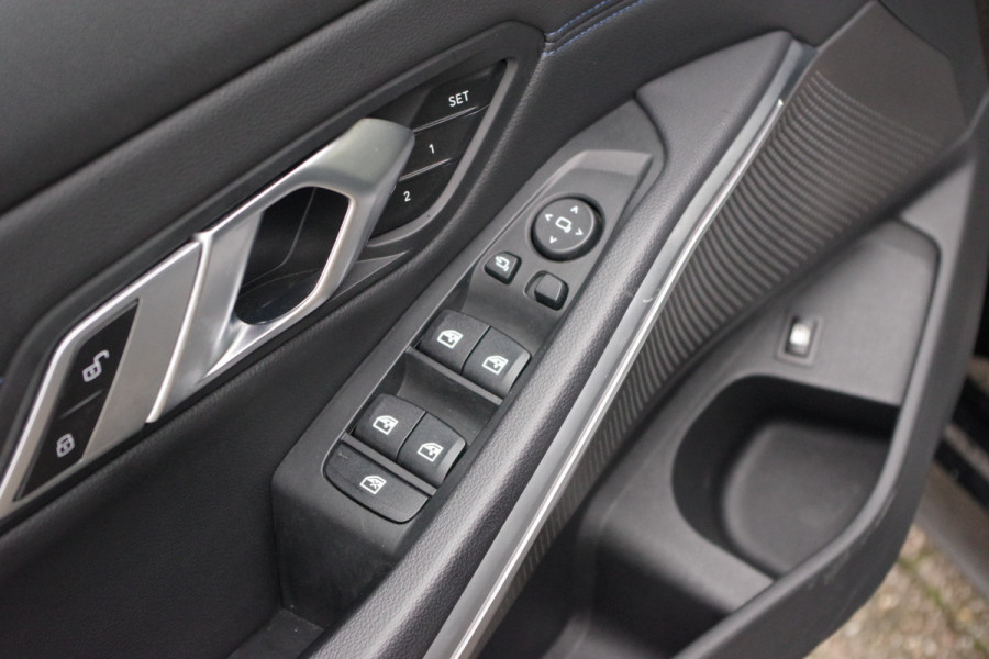 BMW 3-serie 330e 293 PK xDrive High Executive M-Sport, Schuif-Kanteldak, M-Technic Stoelen, Carplay, Camera