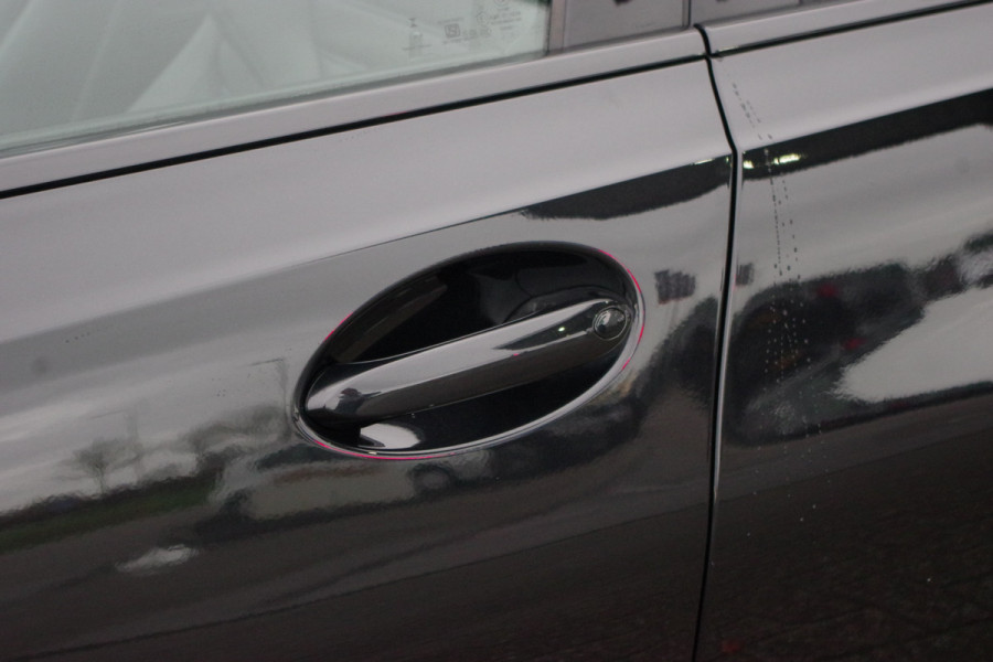 BMW 3-serie 330e 293 PK xDrive High Executive M-Sport, Schuif-Kanteldak, M-Technic Stoelen, Carplay, Camera