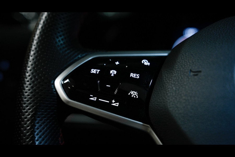 Volkswagen Golf 2.0 TSI GTI CLUBSPORT PANO/H&K/HUD/IQLIGHTS/BLINDSPOT/SFEERVERLICHTING/CARPLAY/300PK/BOMVOL!