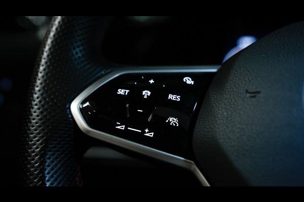 Volkswagen Golf 2.0 TSI GTI CLUBSPORT PANO/H&K/HUD/IQLIGHTS/BLINDSPOT/SFEERVERLICHTING/CARPLAY/300PK/BOMVOL!