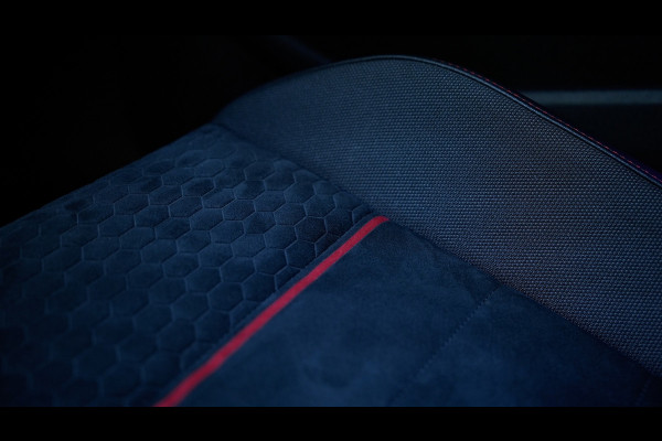 Volkswagen Golf 2.0 TSI GTI CLUBSPORT PANO/H&K/HUD/IQLIGHTS/BLINDSPOT/SFEERVERLICHTING/CARPLAY/300PK/BOMVOL!