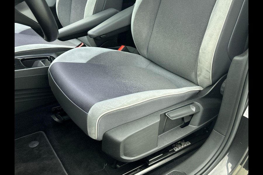 Volkswagen ID.3 First Plus 58 kWh Airco Navi Carplay 19" LM Velgen Adaptive Cruise Control LED Matrix IQ Light DAB+ Alcantara PDC VA + Camera Stoel/Stuurwielverwarming