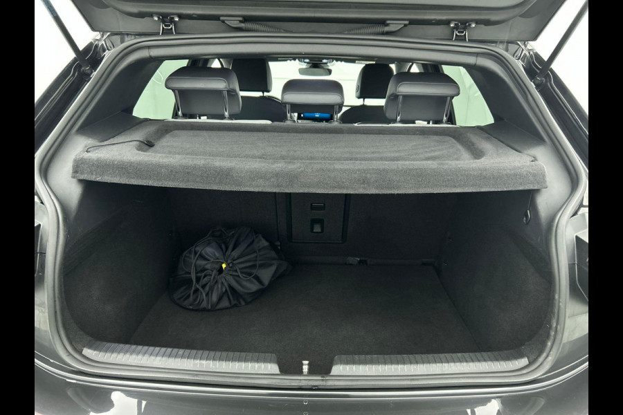 Volkswagen ID.3 First Plus 58 kWh Airco Navi Carplay 19" LM Velgen Adaptive Cruise Control LED Matrix IQ Light DAB+ Alcantara PDC VA + Camera Stoel/Stuurwielverwarming