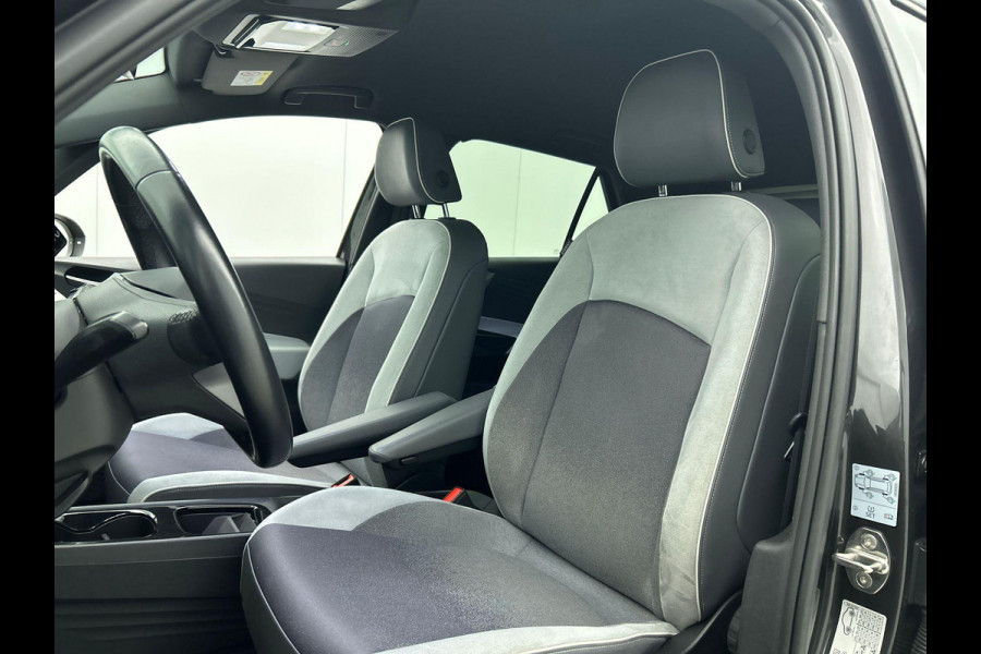 Volkswagen ID.3 First Plus 58 kWh Airco Navi Carplay 19" LM Velgen Adaptive Cruise Control LED Matrix IQ Light DAB+ Alcantara PDC VA + Camera Stoel/Stuurwielverwarming