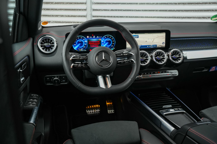 Mercedes-Benz EQB 250+ AMG Line 7p. 71 kWh 7 persoons Wide Screen Ambient verlichting Head Up Burmester