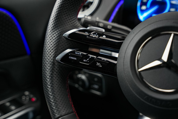 Mercedes-Benz EQB 250+ AMG Line 7p. 71 kWh 7 persoons Wide Screen Ambient verlichting Head Up Burmester