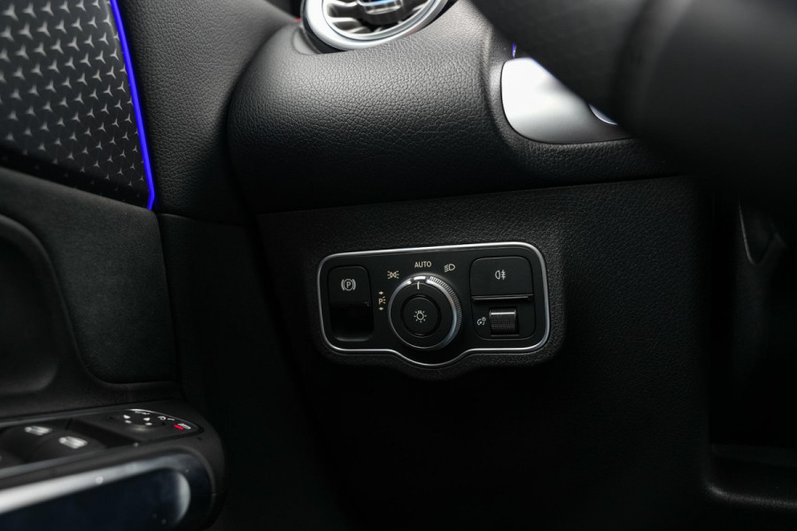 Mercedes-Benz EQB 250+ AMG Line 7p. 71 kWh 7 persoons Wide Screen Ambient verlichting Head Up Burmester