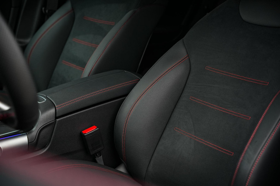 Mercedes-Benz EQB 250+ AMG Line 7p. 71 kWh 7 persoons Wide Screen Ambient verlichting Head Up Burmester