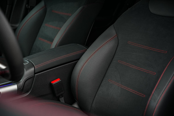 Mercedes-Benz EQB 250+ AMG Line 7p. 71 kWh 7 persoons Wide Screen Ambient verlichting Head Up Burmester