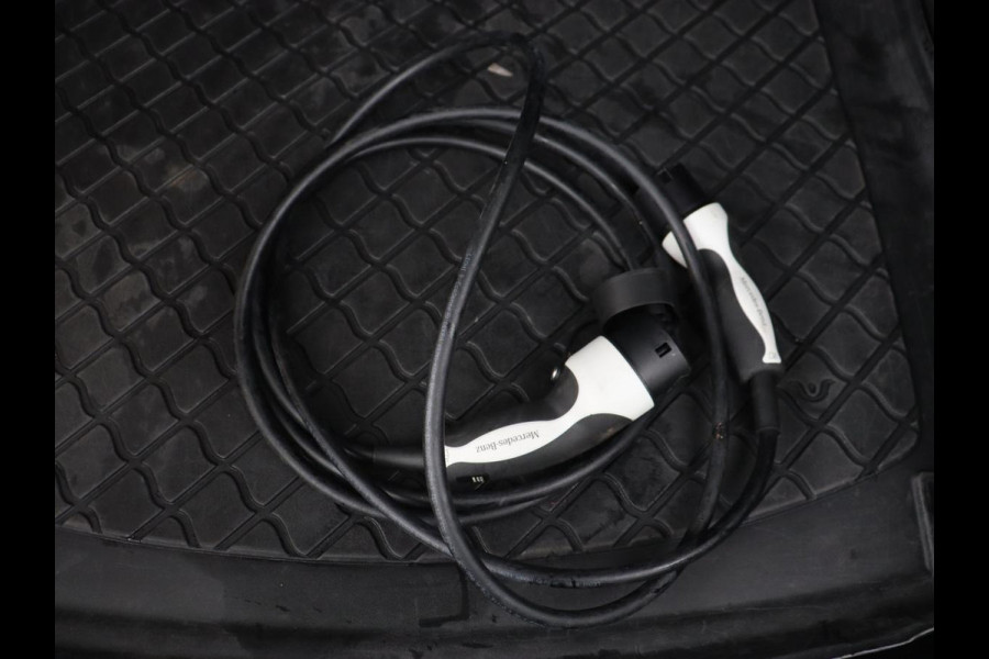 Mercedes-Benz CLA-Klasse 250e AMG Line | Stoelverwarming | Carplay | Trekhaak | Leder/Alcantara | Navigatie | Full LED | Park Assist | Sfeerverlichting | Climate control | Cruise control | PHEV | Plug In