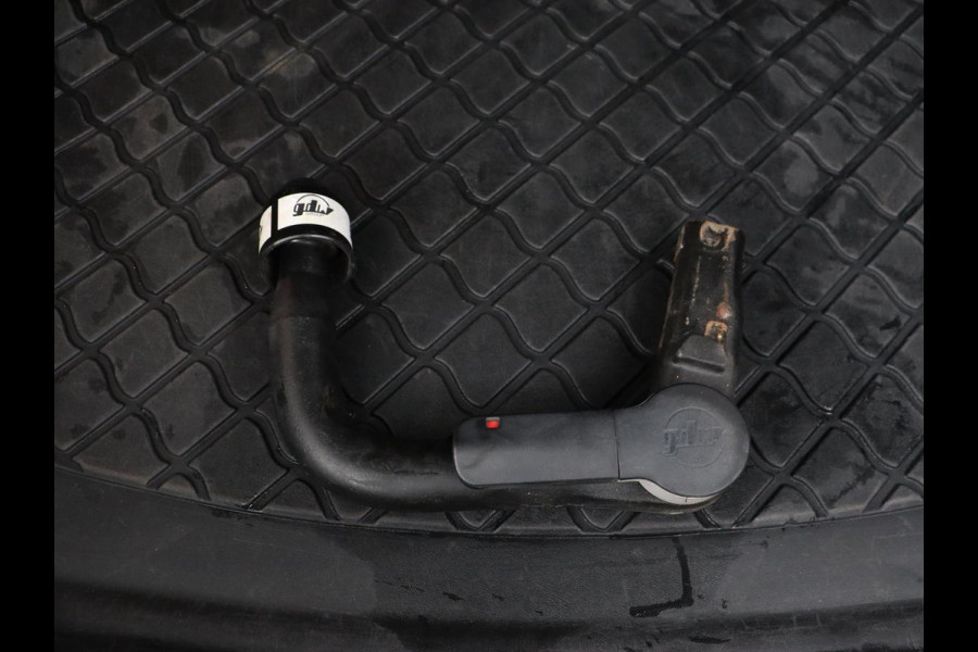 Mercedes-Benz CLA-Klasse 250e AMG Line | Stoelverwarming | Carplay | Trekhaak | Leder/Alcantara | Navigatie | Full LED | Park Assist | Sfeerverlichting | Climate control | Cruise control | PHEV | Plug In