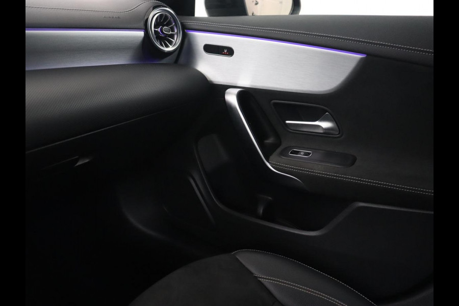 Mercedes-Benz CLA-Klasse 250e AMG Line | Stoelverwarming | Carplay | Trekhaak | Leder/Alcantara | Navigatie | Full LED | Park Assist | Sfeerverlichting | Climate control | Cruise control | PHEV | Plug In