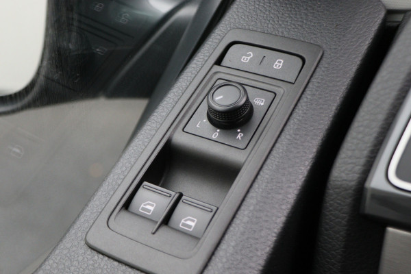 Volkswagen Transporter 2.0 TDI DSG L2H1 DC Highline 2x Schuifdeur, ACC, Camera, Apple Carplay, LED, DAB, PDC, Trekhaak, 20''
