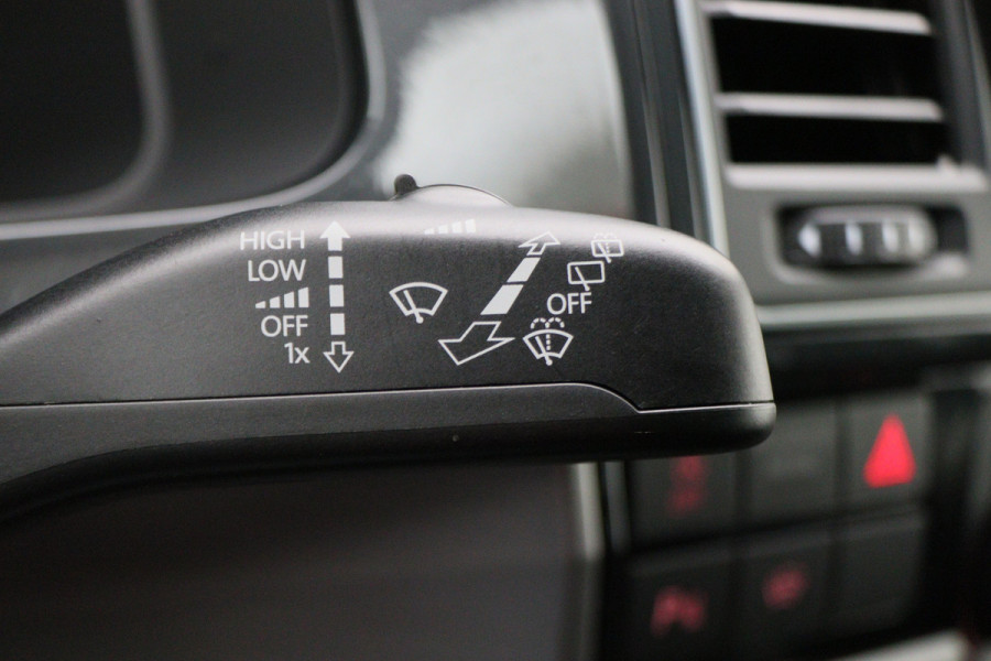 Volkswagen Transporter 2.0 TDI DSG L2H1 DC Highline 2x Schuifdeur, ACC, Camera, Apple Carplay, LED, DAB, PDC, Trekhaak, 20''