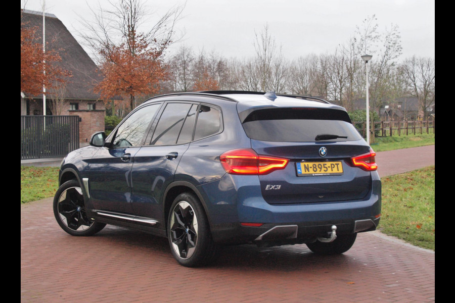 BMW iX3 High Executive 80 kWh | Panoramadak | 360 Camera | Trekhaak | Harman Kardon | Sfeerverlichting |