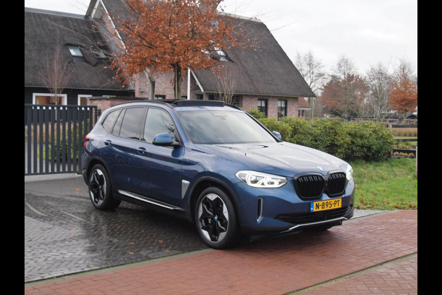 BMW iX3 High Executive 80 kWh | Panoramadak | 360 Camera | Trekhaak | Harman Kardon | Sfeerverlichting |