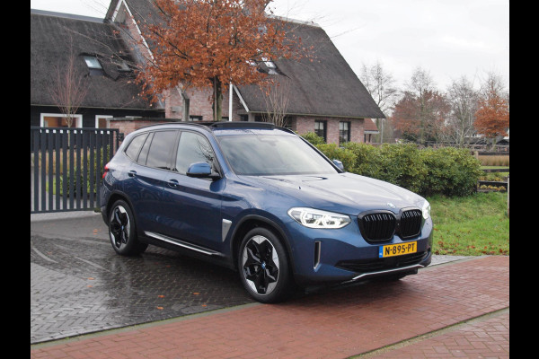 BMW iX3 High Executive 80 kWh | Panoramadak | 360 Camera | Trekhaak | Harman Kardon | Sfeerverlichting |