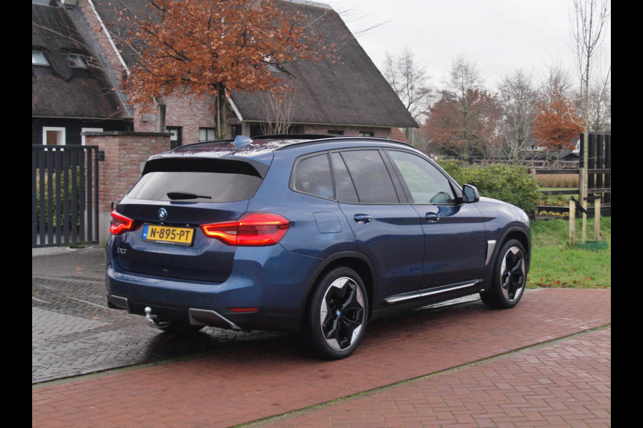 BMW iX3 High Executive 80 kWh | Panoramadak | 360 Camera | Trekhaak | Harman Kardon | Sfeerverlichting |